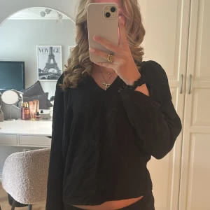 Svart blus med lång ärm - Säljer en super fin svart blus med lång ärm från Vero Moda. Endast använt 2-3 gånger, helt i ny skick!💘