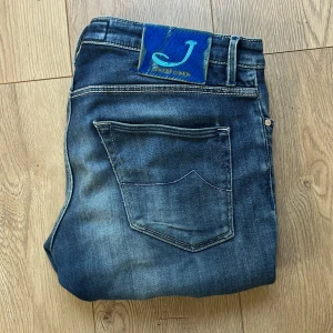 Jacob Cohën Jeans - Riktigt fräscha cohëns i storlek 33, perfekta inför hösten! slitningara i knäna är relativt stora, Skriv vid minsta funderingar 😁