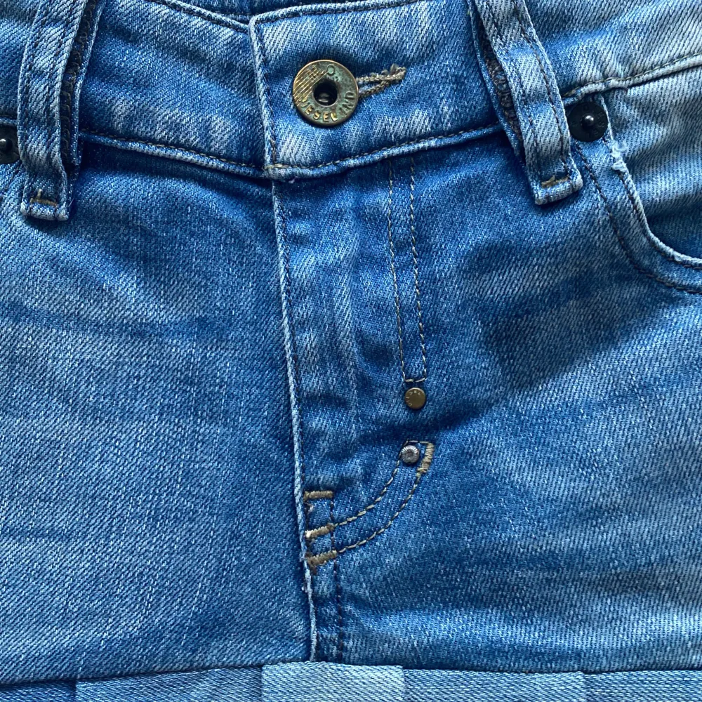 Säljer denna korta lågmidjade jeanskjol.  Har sytt om ett par dieseljeans och använt overlockmaskin för mer kvalitetskänsla. Alla sömmar är strykna och tyget känns som nytt, hör av dig vid funderingar!💛💛. Kjolar.