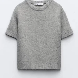 Stickad t shirt - Säljer denna fina stickade T-shirt ifrån zara då den inte kommer till användning, inga defekter och knappt använd!  original pris är runt 350kr, kontakta för fler bilder! 💗