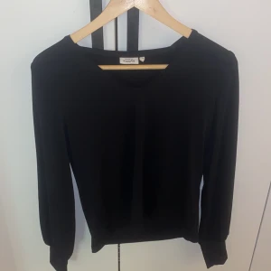 Jätte fin tröja  - Hej! Jag säljer denna tröjan för att den tyvärr inte kommer till användning. Den passar jätte fint med  jeans❤️