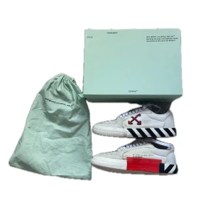 Off-White skor - Äkta Off-White skor i storlek 41, allt på bild 1 tillkommer även kvitto, skick 7/10, använda ganska mycket, ny pris 2100kr, Pris kan diskuteras. Tveka inte på att höra av dig vid frågor och funderingar👌☺️