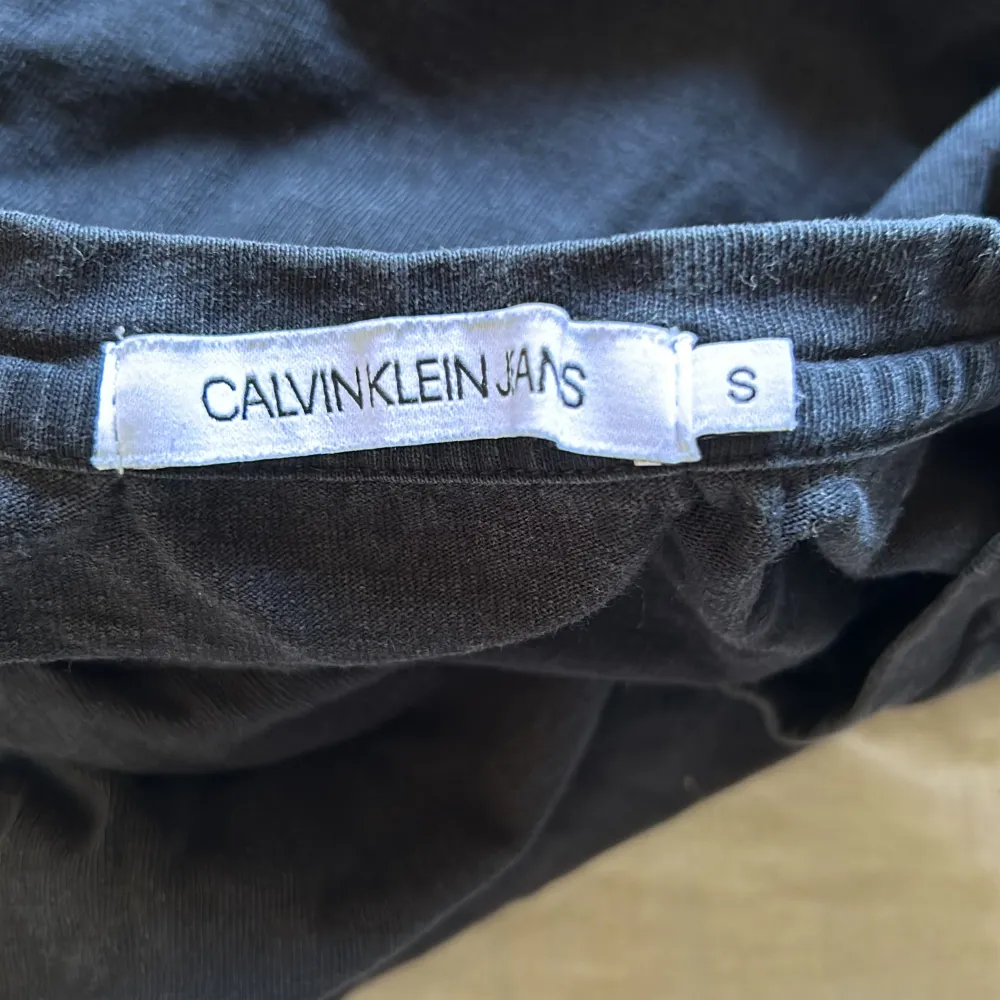 Säljer denna Calvin Klein mag tröja men är osäker på pris, så skriv vad ni vill köpa den för o så kan vi diskutera! Tröjan är svart/grå typ.. Tröjor & Koftor.