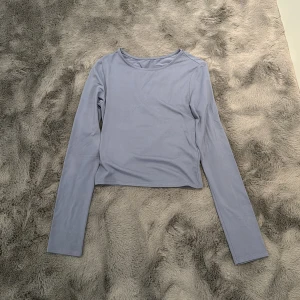 Långärmad  - Den är i fin färg och bra skick, stl S men passar XS. Från Shein