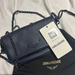 Zadig Voltaire väska💙💙 - Säljer nu min Zadig Voltaire Rocky Clutch bag i marinblå!!!💙💙 Väskan är knappt använd och får plats med väldigt mycket!!🫶🏼✌🏼🙌🏼 Köpt 2023 och nypris är 4999kr💙💙💙💙