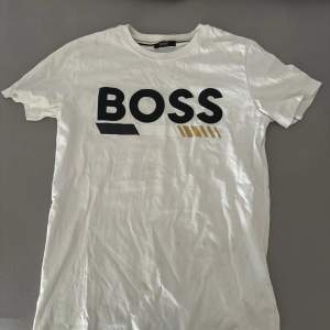 Boss T-shirt använd bara några gånger utan fläckar och felfri. Storlek 170