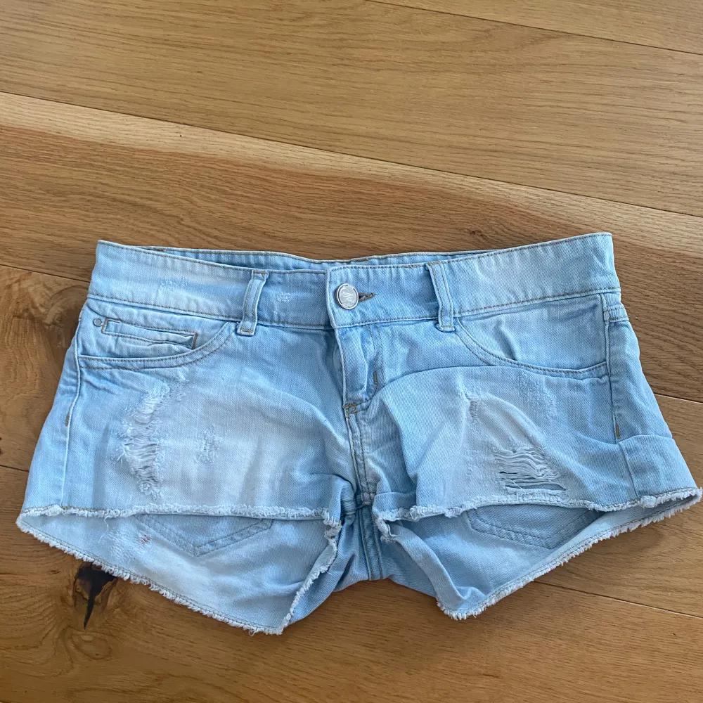 Siperfina ljusblå lågmidjade jeansshorts i storlek xs. Super skick! Skriv om mått🤗. Shorts.