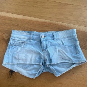 Lågmidjade jeansshorts  - Siperfina ljusblå lågmidjade jeansshorts i storlek xs. Super skick! Skriv om mått🤗