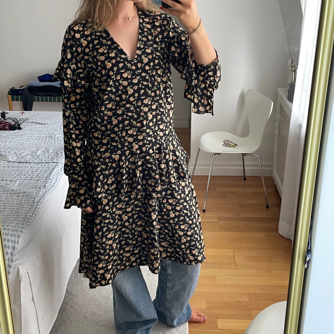 Blommig klänning med volanger