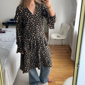 Blommig klänning med volanger - Superfin blommig klänning från Never Denim i storlek M!