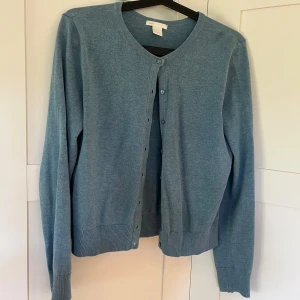 Kofta - Säljer min blåa kofta från h&m. Kontakta om du har frågor💕