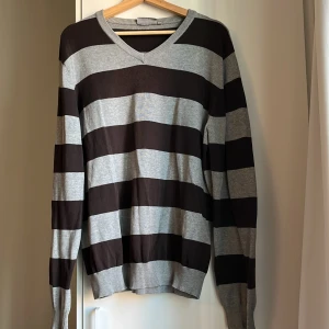 Randig tröja - Perfekt till hösten. Sitter oversized på mig som har S/M