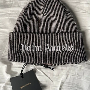 Palm Angels mössa - Palm Angels mössa. Knappt använd, mest legat i garderoben o samlat damm därav priset. Skicka ett meddelande om ni vill veta nåt mer!