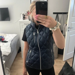 Väst - Säljer denna dun väst från Calvin Klein dun väst. Den är i mycket fint skick