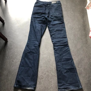 Bootcut jeans - 🎀 Mörkblå jeans | Köpt second hand | Små slitningar på benslut(skriv för tydligare bild) | Bootcut flare modell | Strechiga passar xs-s! 🎀
