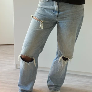 Jeans - Jeans med hål och slitningar från Gina tricot i storlek 34💕