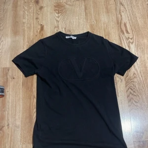 Valentino tshirt - Säljer denna riktigt feta tishan från valentino riktigt laidback 💯💯skick 10/10 storlek M👍kp för prisförslag byte mm💯💯👍