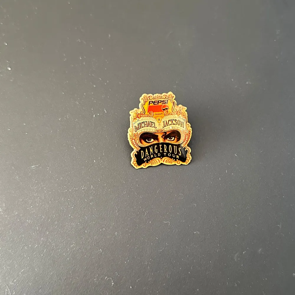 Michael Jackson pin från dangerous world tour . Övrigt.