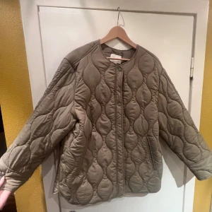 Khaki grön quiltad jacka - khaki grön quiltad jacka i storlek S. Nyskick!