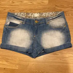 Super söta lågmidjade Gina tricot jeans shorts med leopard detalj innuti. Aldrig andvända, bara legat i garderoben🤍skriv dm för mer info