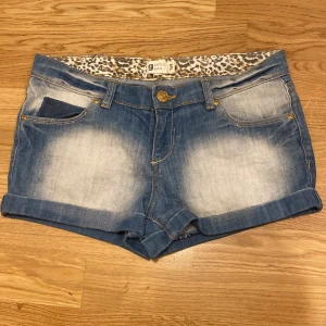 Jeans shorts - Super söta lågmidjade Gina tricot jeans shorts med leopard detalj innuti. Aldrig andvända, bara legat i garderoben🤍skriv dm för mer info