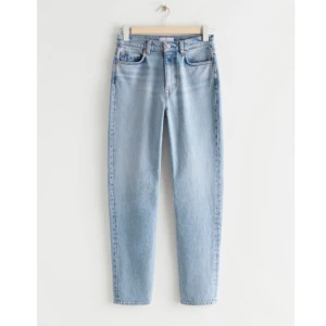 Tapered Jeans - Från &OtherStories  Har i både 27/28 och 28/28 Ganska små i storleken enligt mig.     Lappar kvar och oanvända då jag inte kan ha dom. Egna bilder kan skickas. Nypris 790kr