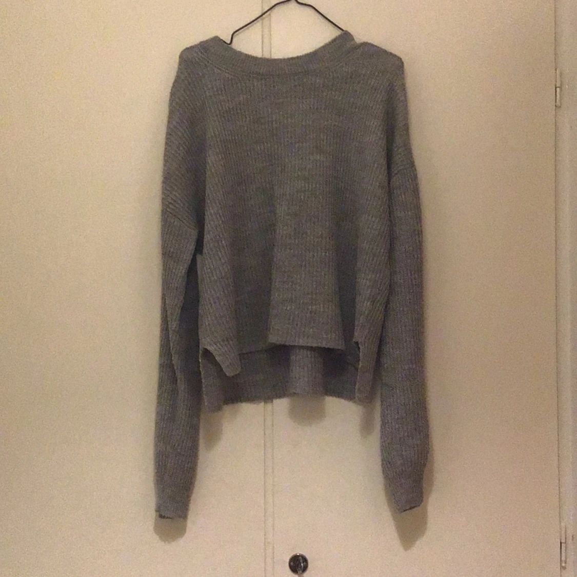 En grå långärmad stickad tröja