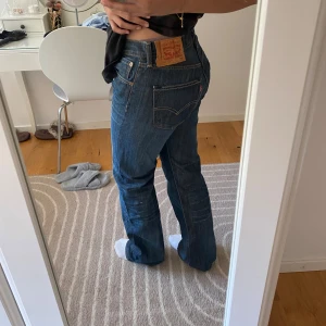 Levis lågmidjade byxor - Skit snygga baggy lågmidjade Levis byxor! Tyvärr för små på mig!🩷  Skriv vid frågor och funderingar!!  Midjemåttet: 37cm rakt över  Innerbenslängden: 83,5cm  Skulle säga att det passar nån som bär 36 i storlek🩷🩷