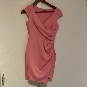 Rosa tajt klänning - Storlek xs! Har blivit för liten för mig! Bra skick (har bara haft på mig den en gång på en bröllopsfest) Ställ frågor 🩷