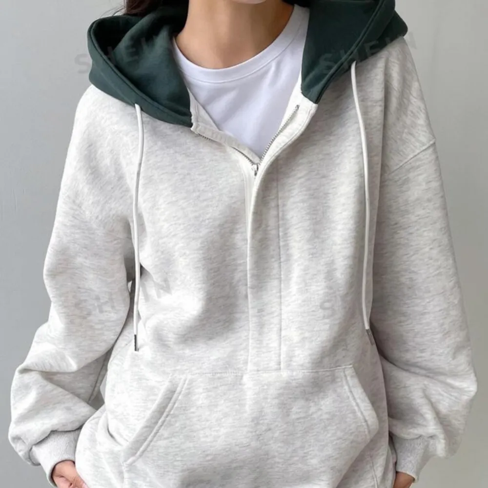 Super snygg mjuk och skön grå oversized hoodie med grön luva. (Den är storlek L men jag själv är S men den passar bra ändå ser bara ut som en vandling oversized hoodie). . Hoodies.