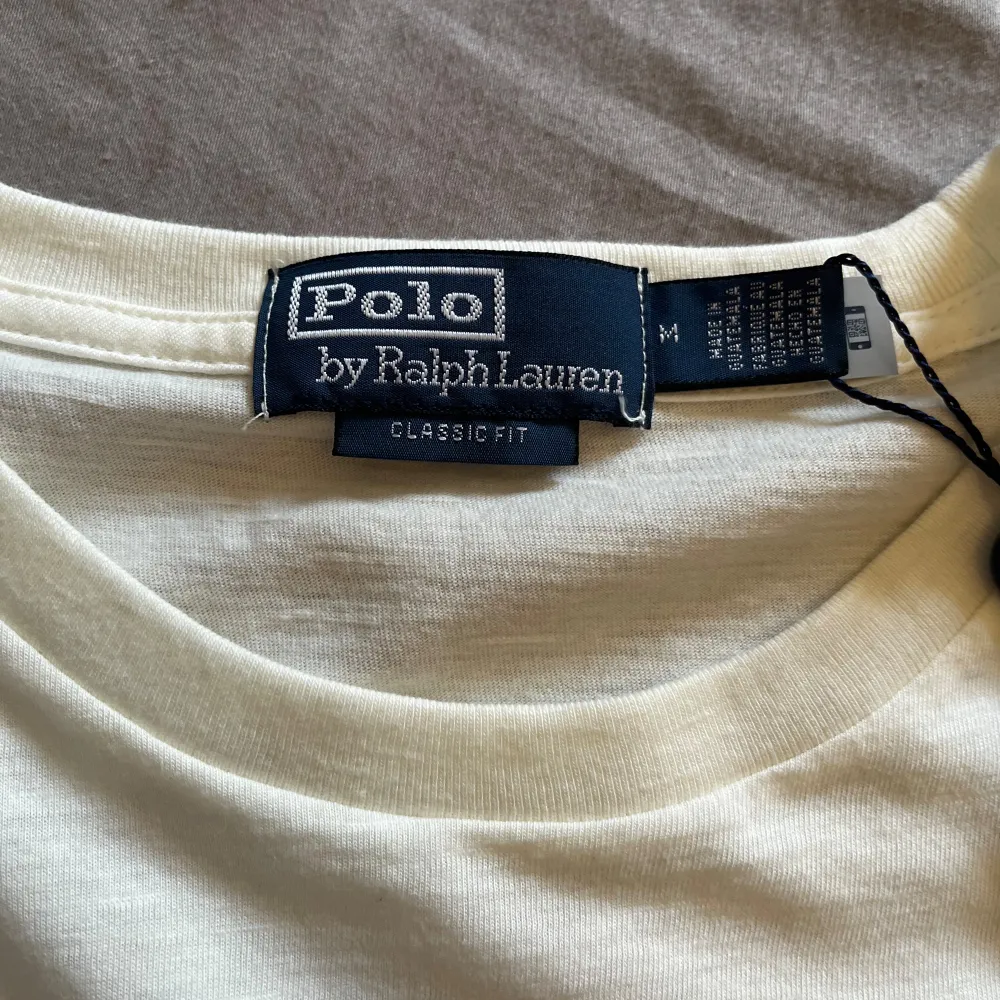 Säljer snygg t shirt från Ralph lauren limiterad sommar kollektion nypris 1,200 helt ny med prislappen kvar pris kan diskuteras vid snabb affär . T-shirts.