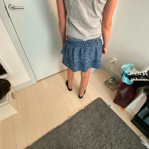 Zara kjol - Så fin zaea kjol med blommor på!❤️🥺