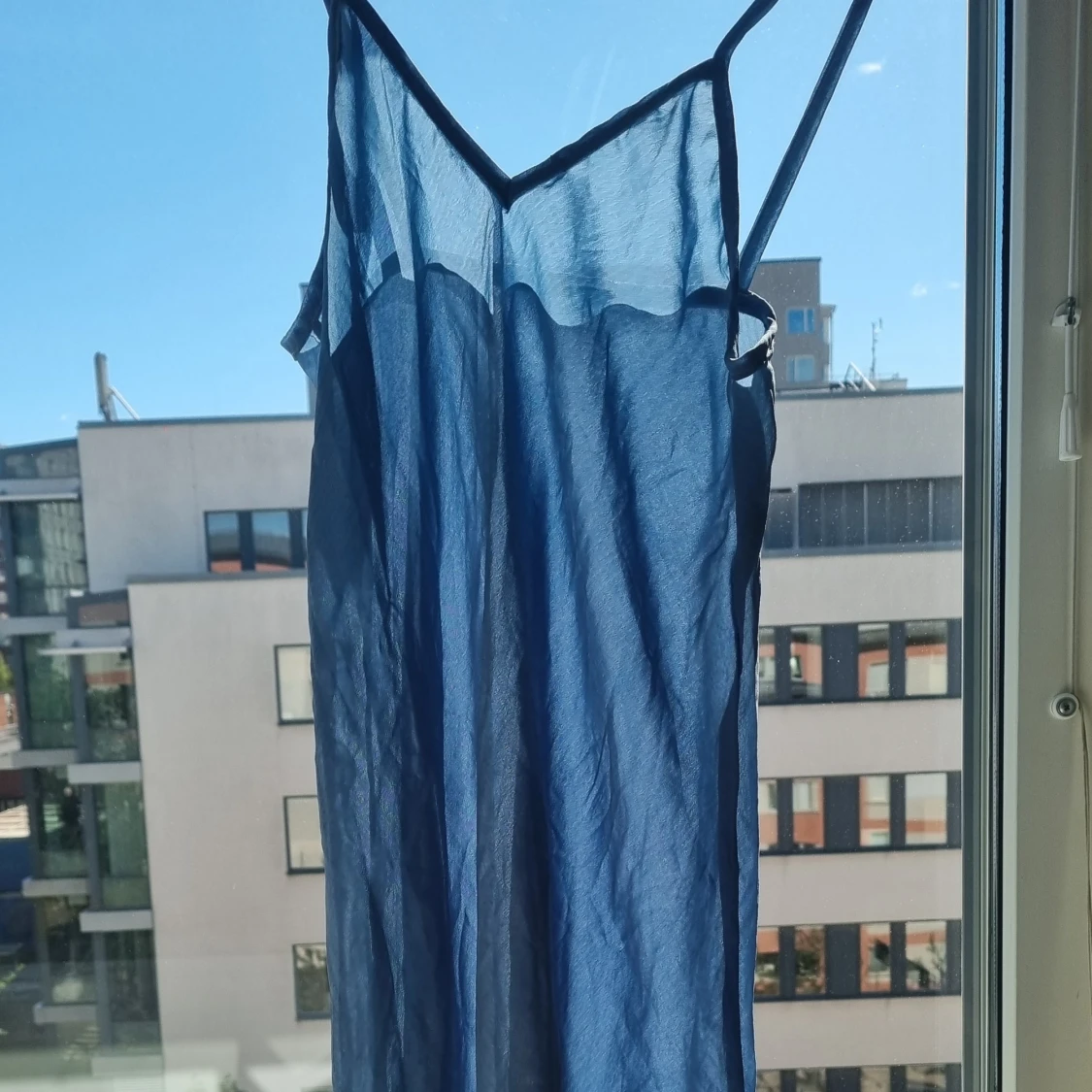 Oanvänd ljusblå meshklänning - 92