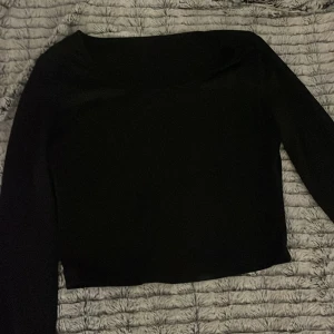 Långärmad tröja  - Svart tröja med utsvängda armar 