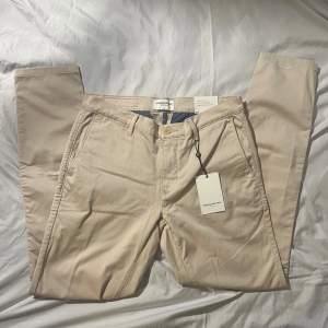 Nyköpta Ljusbeiga chinos i 10/10 skick. Storlek 46 skinnyfitt. Säljs pga för korta (jag är 195cm)  800kr ordinarie pris. Om du har frågor kom och skriv 🤝