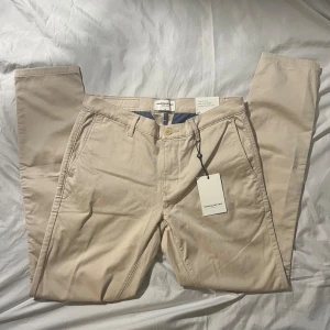 Nya Snygga chinos från These Glory Days - Nyköpta Ljusbeiga chinos i 10/10 skick. Storlek 46 skinnyfitt. Säljs pga för korta (jag är 195cm)  800kr ordinarie pris. Om du har frågor kom och skriv 🤝