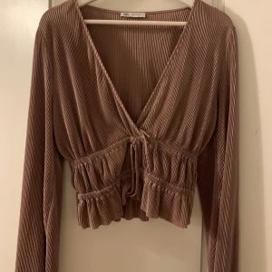 Långärmad topp från Zara - Toppen har vida ärmar och knutdetalj under bröstet som inge går att justera. Är stretchig i materialet. Köparen står för frakt 💕