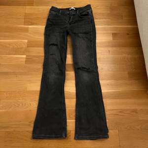 Säljer de här mörkgrå lågmidjade bootcut jeansen efftersom jag inte använder de längre, köpta för 299.