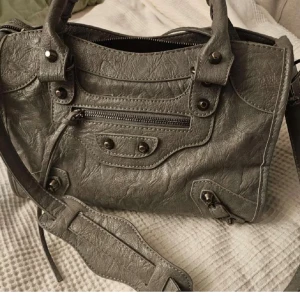 Balenziaga liknade  - Jättefin väska hör av dig vid frågor kan tänka mig gå ner i pris 