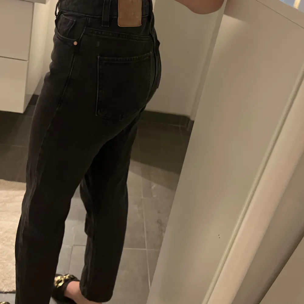 Svart tvättade mom jeans från zara, helt nya aldrig använda❤️. Jeans & Byxor.