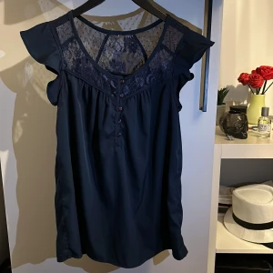 Marinblå blus - Detta är en jättefin blus som jag inte använder längre💗 den är jätte fint och jättebra skick-nästan oanvänd och inga skador🙌💕 skriv till mig om frågor eller fler bilder 💗 märket och lappar är avklippta tyvärr🙏  priset kan diskuteras💗