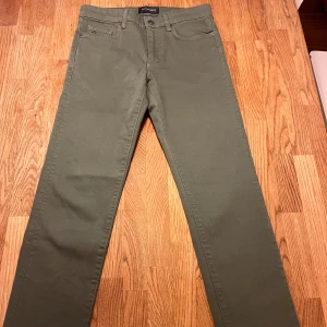 Oliv gröna J Lindberg jeans - Säljer ett par feta oliv gröna j Lindberg jeans i storlek 28/32. Aldrig använda, skicket är 10/10. Hör av er vid frågor eller om ni vill se fler bilder