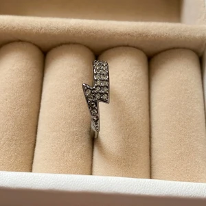 Silverring ny - Ny silverring i oxiderat silver med stämpel. Storlek 17.