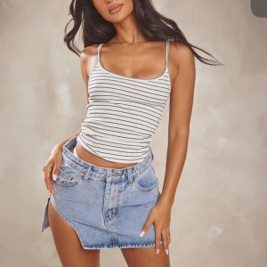 Jeanskjol - Säljer min helt oanvända jeanskjol med slit🌸strl 4 (36) inte använda en enda gång och med prislapp kvar🌸skriv för egna bilder