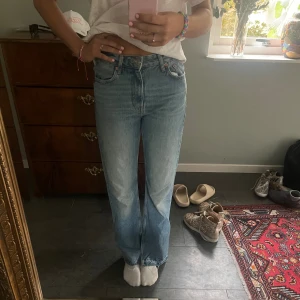 Jeans - Säljer mina ljusblåa jeans från pull&bear. Det är storlek 36 och har slits längst ner på jeansen. Midjan är medelhög. Bra skick.💞