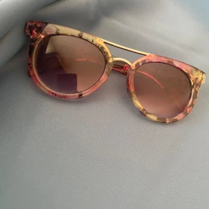 Färgglada solglasögon med mönster - Säljer ett par snygga solglasögon med färgglatt mönster. Perfekta för sommardagar och speciellt festivaler💐