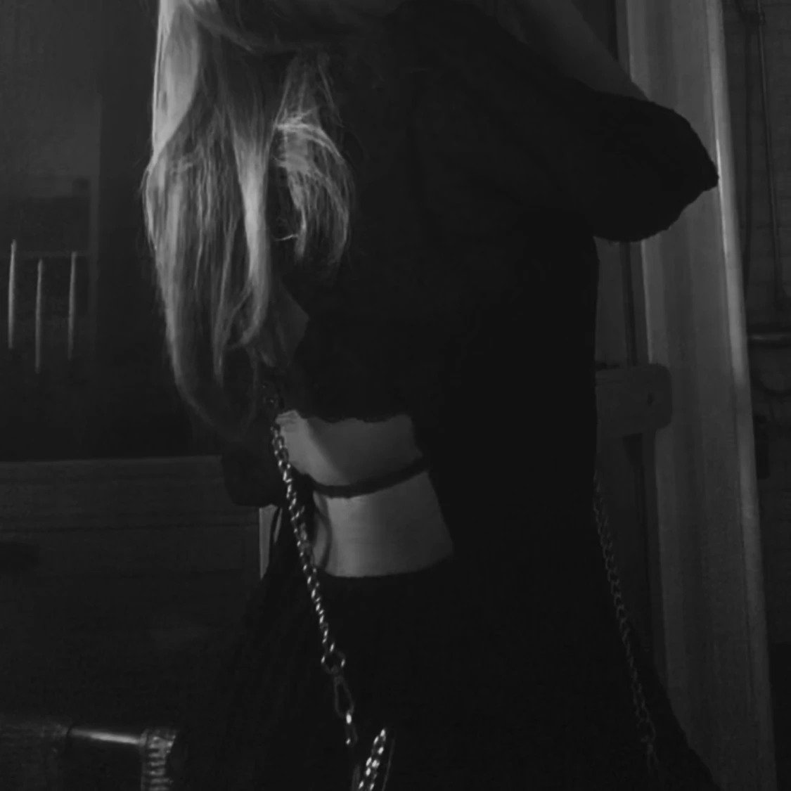 Svart kortklänning med volanger - 90