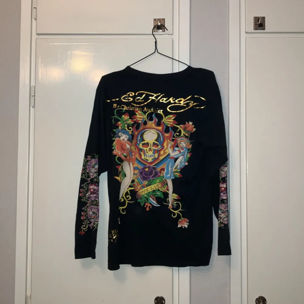 Ed Hardy tröja i storlek XL. Aldrig använd. Priset går att diskutera. Jag möts gärna upp i stockholm☺️. T-shirts.