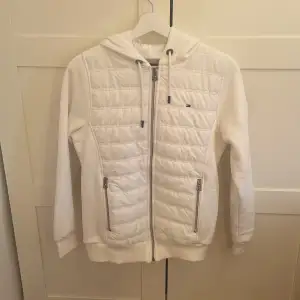 Hej, säljer denna super snygga unisex Tommy hilfiger cardigan i vit, den är i storlek S. Använd 1 gång ock säljer då den inte kommer till användning, ord pris runt 2500kr priset kan diskuteras 