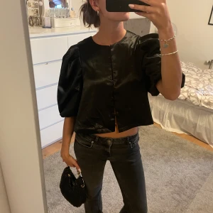 Blus - Blus med puffärm som tyvärr ej kommer till användning:( Kolla bion innan du köper❣️